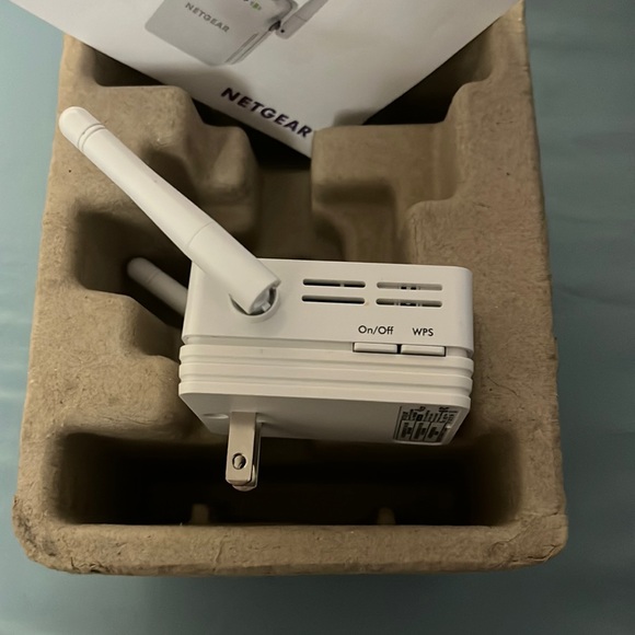 NETGEAR-N300 WiFi Range Extender - Picture 6 of 7